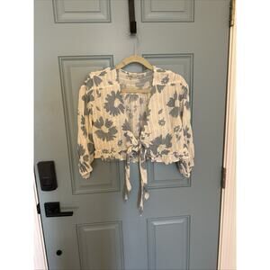 American Eagle Floral V-Neck Tie Front Crop Top 3/4 Sleeve White Blue Ruffle‎ M